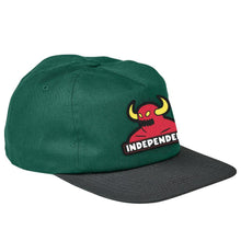 Load image into Gallery viewer, Bar Snapback Unstructured Mid Mens Independent Hat FOREST GREEN.






Toy Machine x Independent have your head covered with the Toy Machine Bar collab twill hat. Rep &#39;em both in this mid profile, unstructured, 5 panel snapback fCAPS &amp; HATSToy Machine x &amp; IndependentRage 
